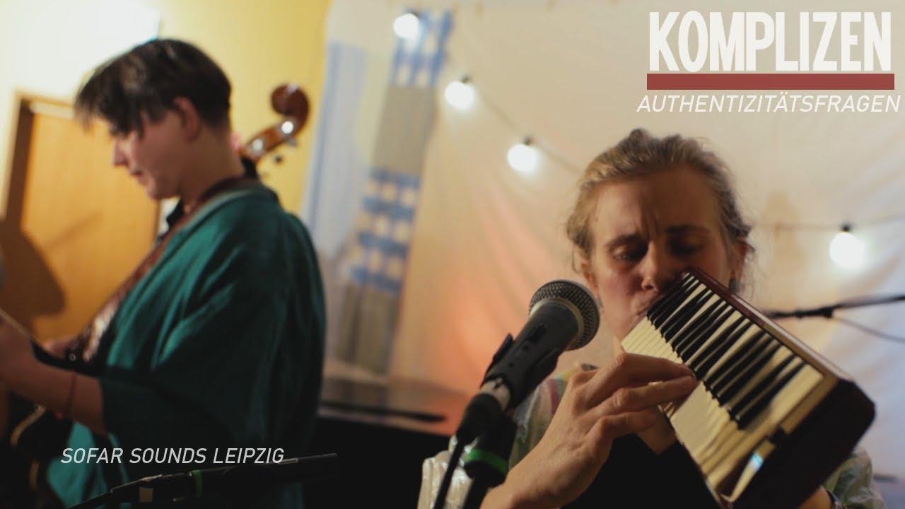 Thumbnail von Authentizitätsfragen zeigt Judith Bierbrodt und Ellen Bonte von Komplizen beim Spielen.