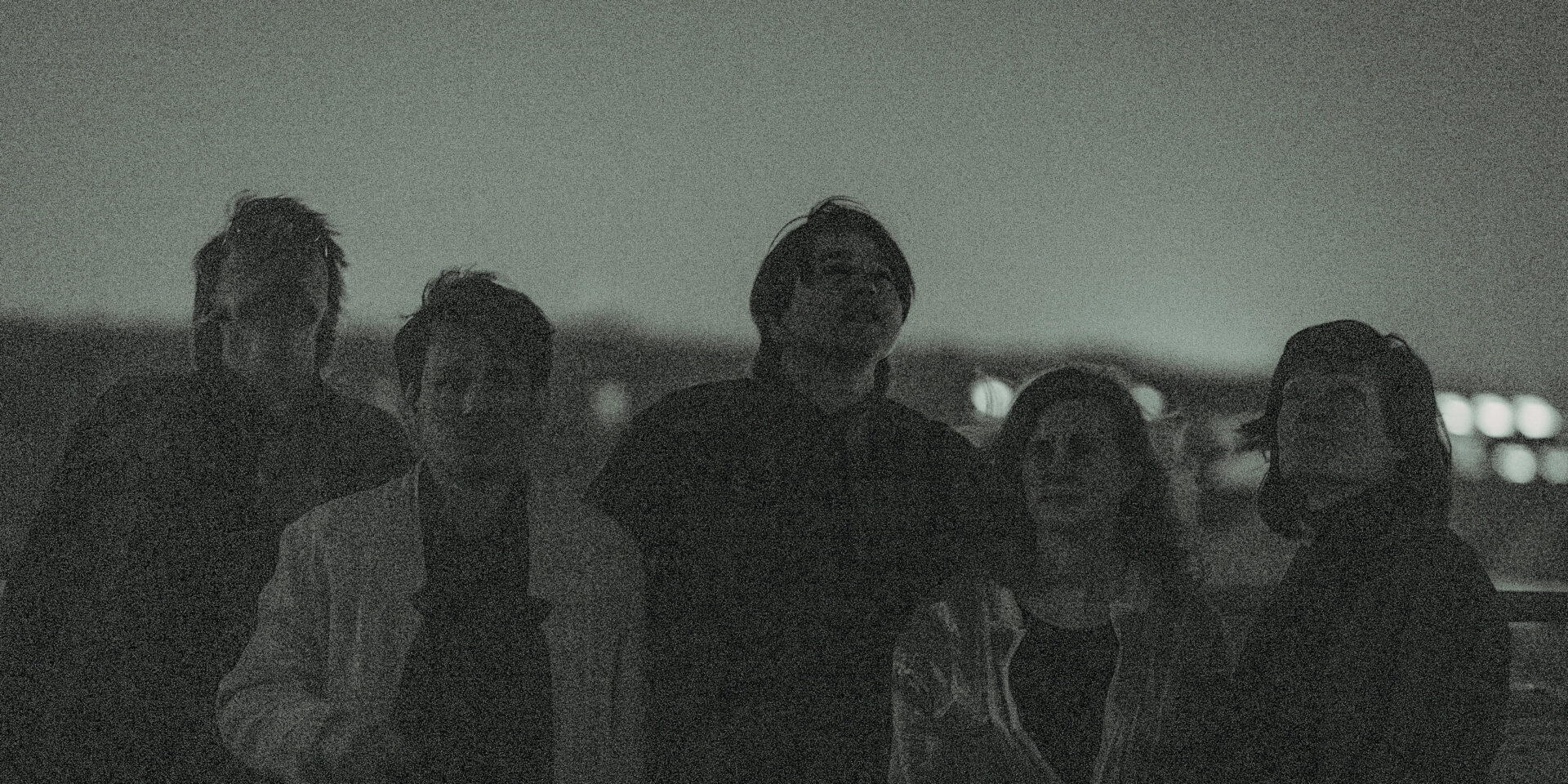 Körniges Schwarz-Weiß-Bild der Band Komplizen